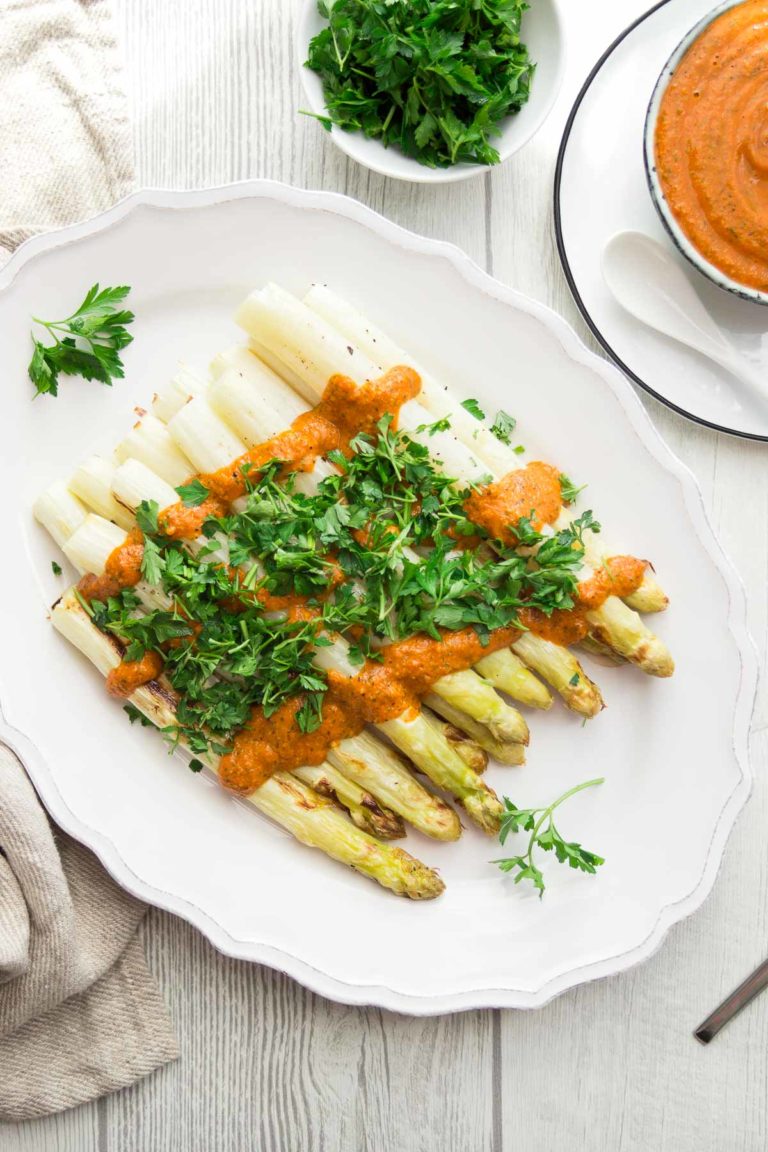 Gerösteter Spargel mit Romesco-Sauce und Petersilie Rezept