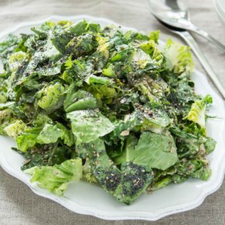 Veganer Caesar Salad mit Tahini-Dressing und gemischten Körnern Rezept