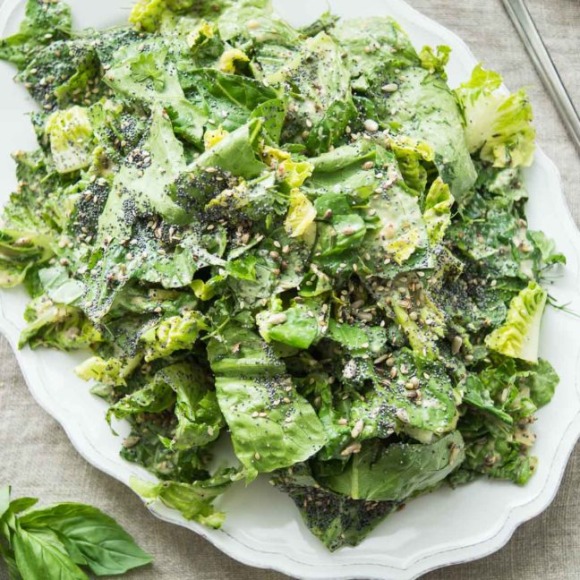 Veganer Caesar Salad mit Tahini-Dressing und gemischten Körnern Rezept