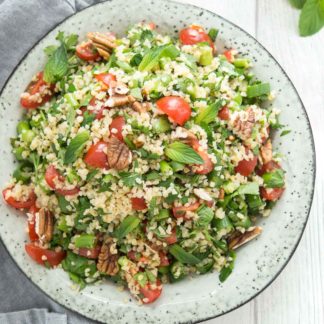 Bulgur-Salat mit frischen Kräutern; Pekannüsse und Zitrone