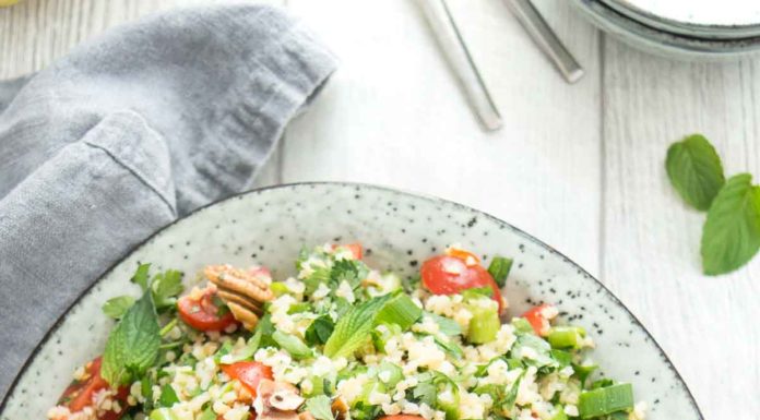 Bulgur-Salat mit frischen Kräutern; Pekannüsse und Zitrone