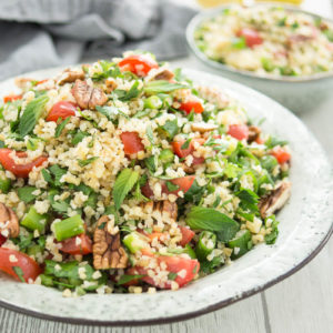 Bulgur-Salat mit frischen Kräutern; Pekannüsse und Zitrone