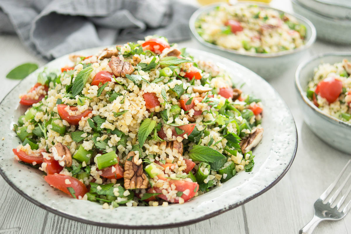 Bulgur-Salat mit frischen Kräutern und Zitrone