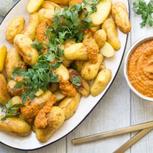 Ofen-Bratkartoffeln und spanische Romesco Sauce und Petersilie Rezepte