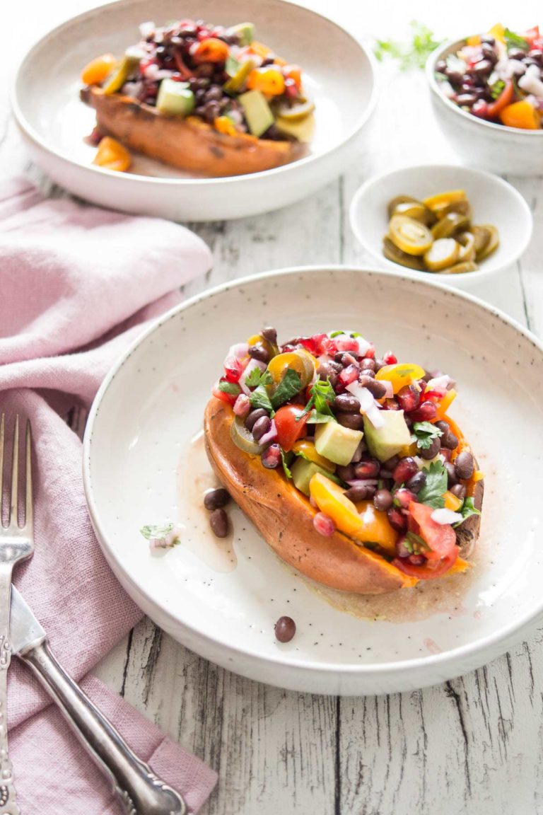 Vegane Süsskartoffel-Kumpir (Gefüllte Süßkartoffeln) mit schwarze Bohnen TexMex Salsa