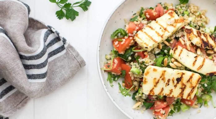 Bulgur-Salat mit Halloumi, Tomaten, Minze, Peterselie, und Zitronen-Kapern-Dressing