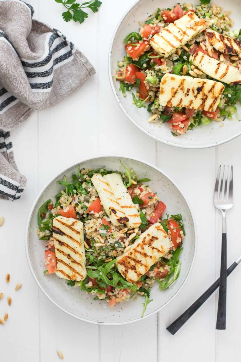 Bulgur-Salat mit Halloumi, Tomaten, Minze, Peterselie, und Zitronen-Kapern-Dressing
