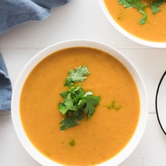 Schussel Kürbis-Suppe mit Curry und Kokosmilch, Vegane Rezept, karibische Aromen mit indischem Curry Gewürze