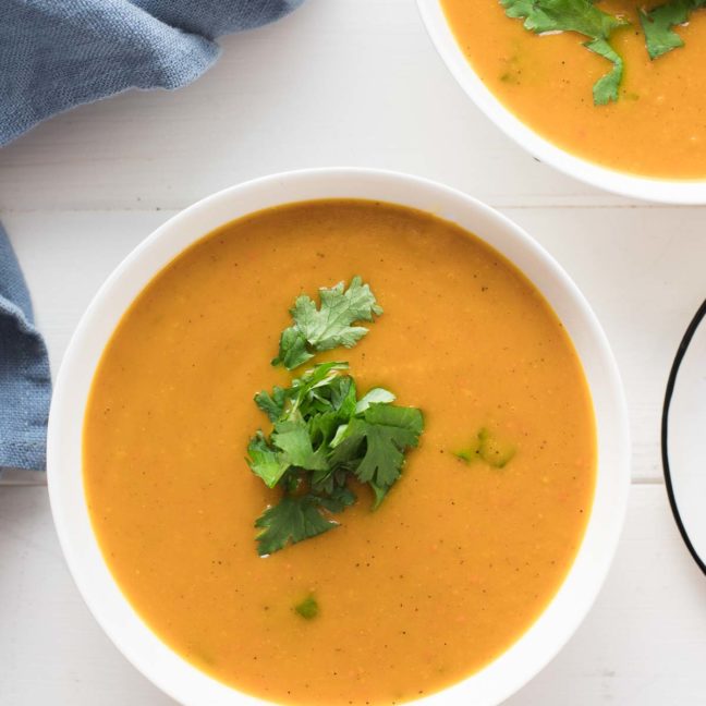 Schussel Kürbis-Suppe mit Curry und Kokosmilch, Vegane Rezept, karibische Aromen mit indischem Curry Gewürze