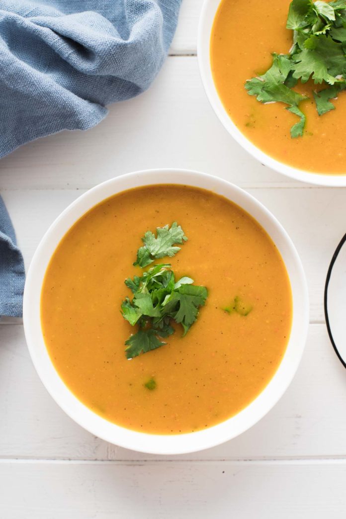 Schussel Kürbis-Suppe mit Curry und Kokosmilch, Vegane Rezept, karibische Aromen mit indischem Curry Gewürze