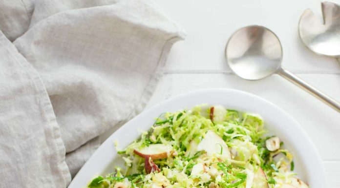 Rosenkohl-Salat mit Apfel, Haselnuss, Parmesan Rezept