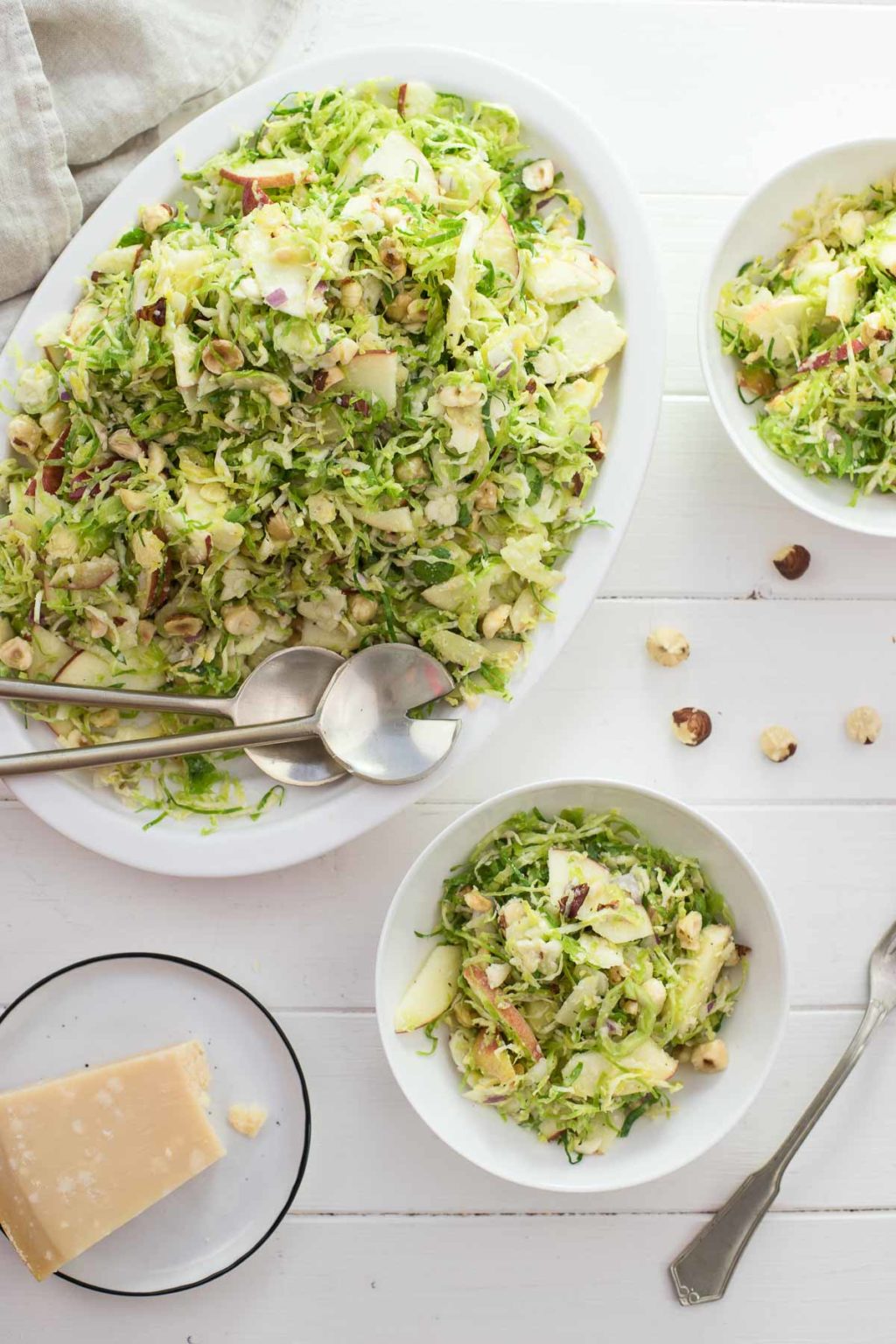 Rosenkohl-Salat mit Apfel, Haselnuss &amp; Parmesan | Elle Republic