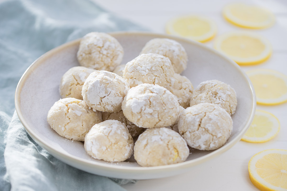 Einfaches Zitronen-Mandel-Kekse (Crinkle Cookies) mit Puderzucker (glutenfrei)