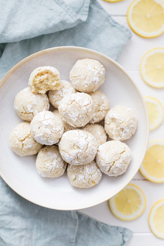 Einfaches Zitronen-Mandel-Kekse mit Puderzucker (glutenfrei)