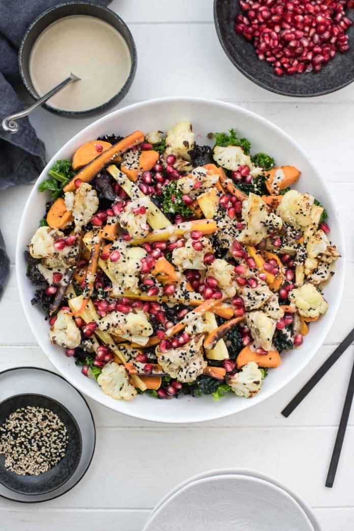 Vegane Rezept für Grünkohl-Salat mit geröstetem Gemüse, Linsen und Tahin-Dressing