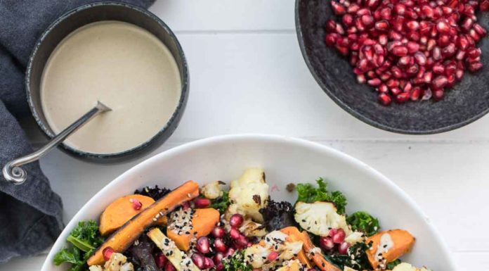 Vegane Rezept für Grünkohl-Salat mit geröstetem Gemüse, Linsen und Tahin-Dressing