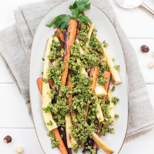 Geröstete Pastinaken und Karotten mit Haselnuss Gremolata, vegane Rezept