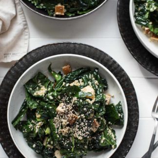 veganer Schwarzkohl-Salat asiatische Art mit Reis und Tofu Rezept