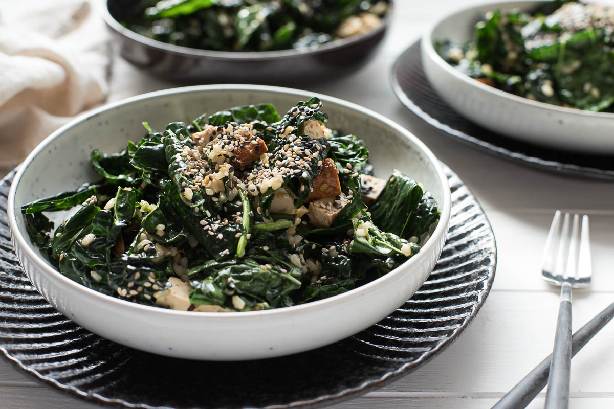 veganer Schwarzkohl-Salat asiatische Art mit Reis und Tofu Rezept