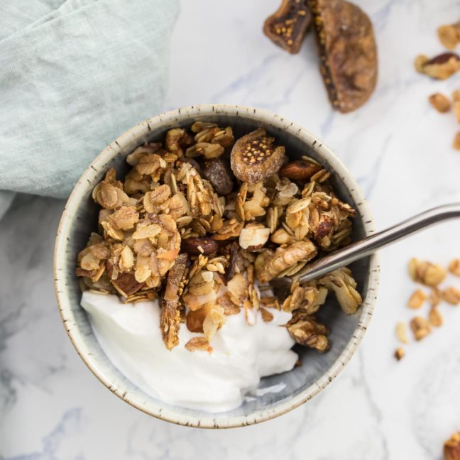 Knuspermüsli Rezept (Granola) mit Feigen, Kokosnuss und Nüssen