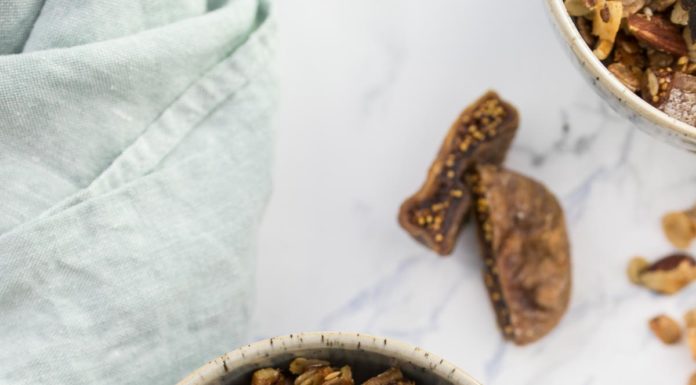 Knuspermüsli Rezept (Granola) mit Feigen, Kokosnuss und Nüssen