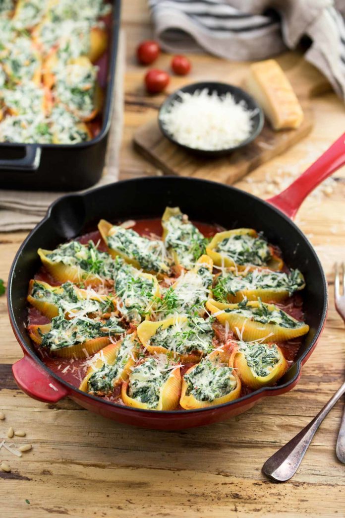 Gefüllte Muschelnudeln (Conchiglioni) mit Ricotta und Spinat in Pfanne, vegetarische Rezept