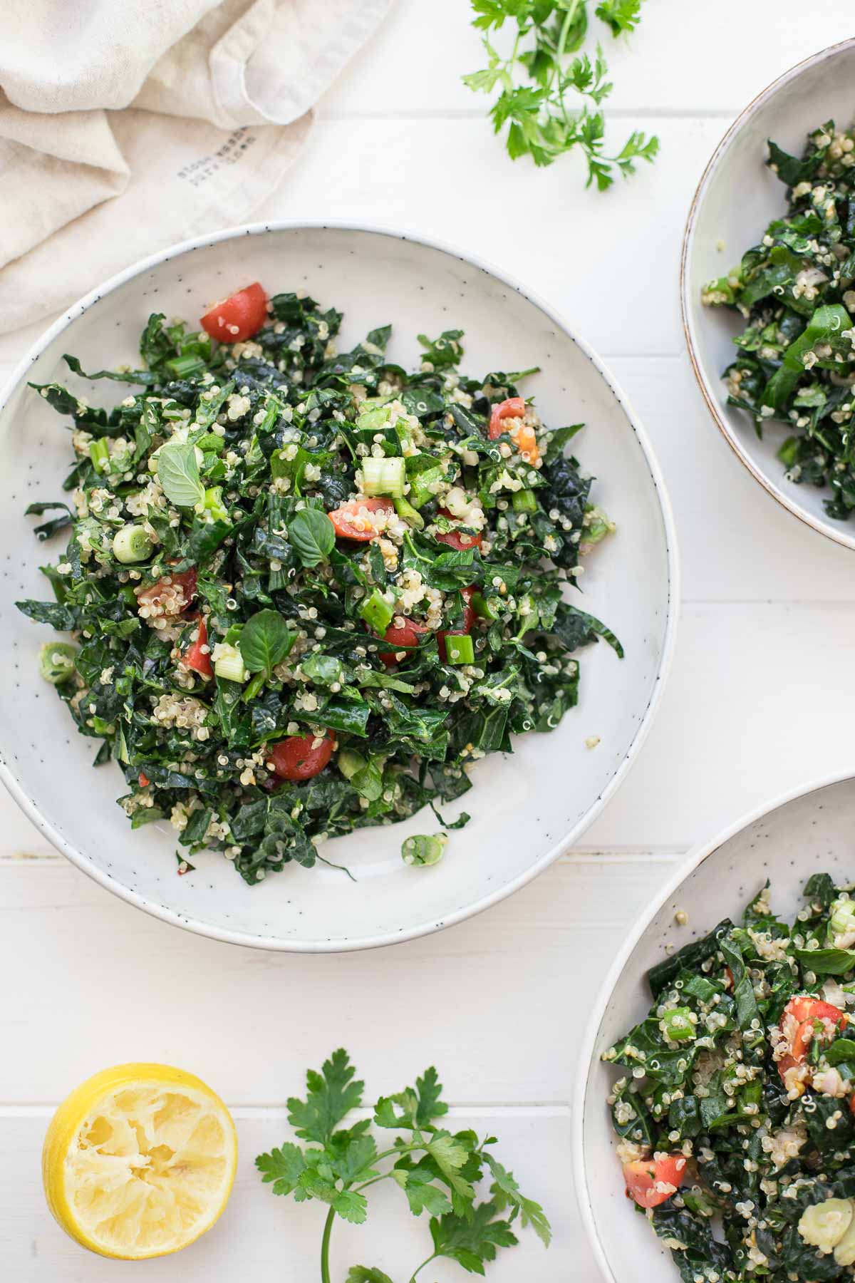 Tabouleh-Salat mit Schwarzkohl, Quinoa, Tomaten, vegan rezept