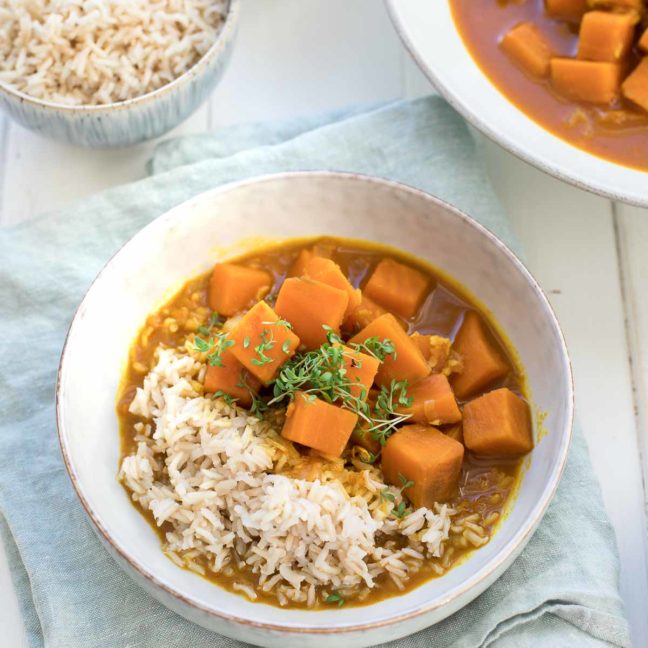 Rotes Curry mit Süßkartoffeln, Kokosmilch, Kurkuma & Limetten