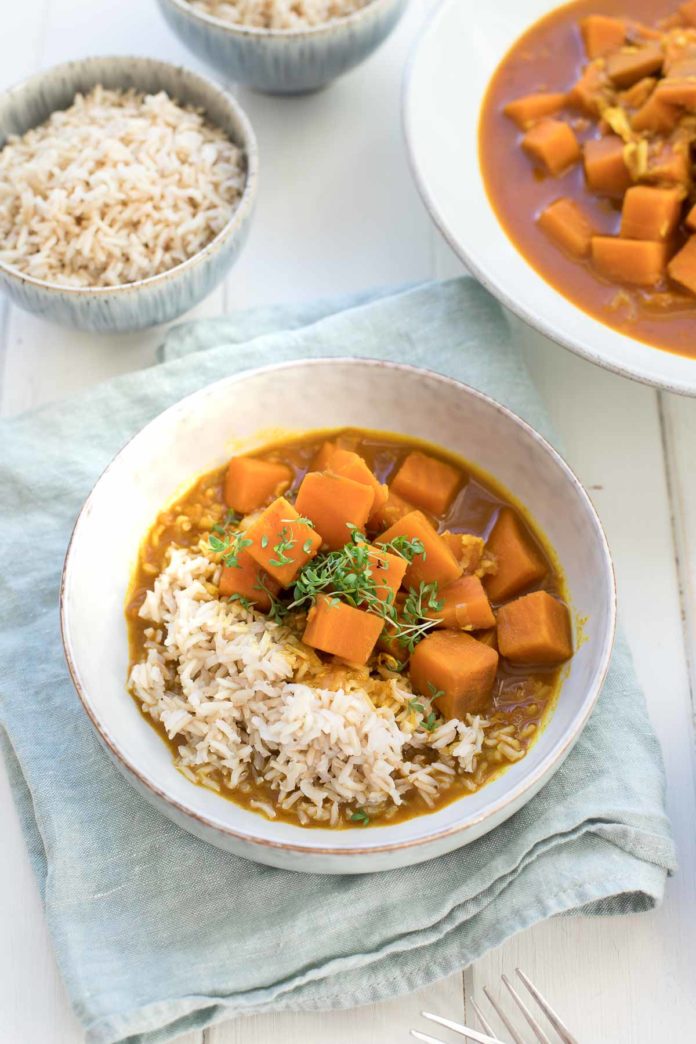 Rotes Curry mit Süßkartoffeln, Kokosmilch, Kurkuma & Limetten