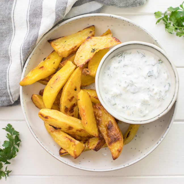 Knusprige Ofenkartoffeln mit Joghurt-Feta-Dip Rezept | Elle Republic