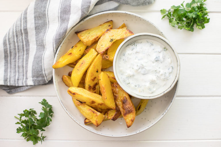 Knusprige Ofenkartoffeln mit Joghurt-Feta-Dip Rezept | Elle Republic