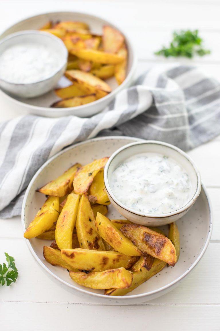 Knusprige Ofenkartoffeln mit Joghurt-Feta-Dip Rezept | Elle Republic