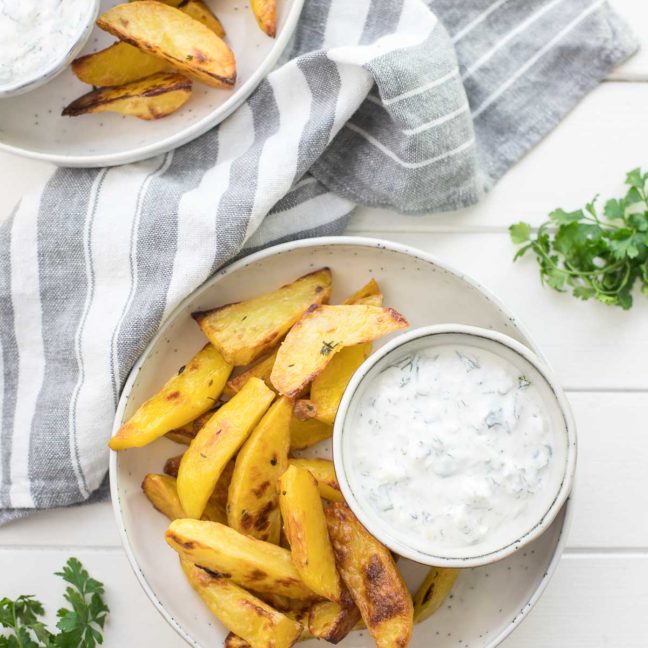 Knusprige Ofenkartoffeln mit Joghurt-Feta-Dip Rezept