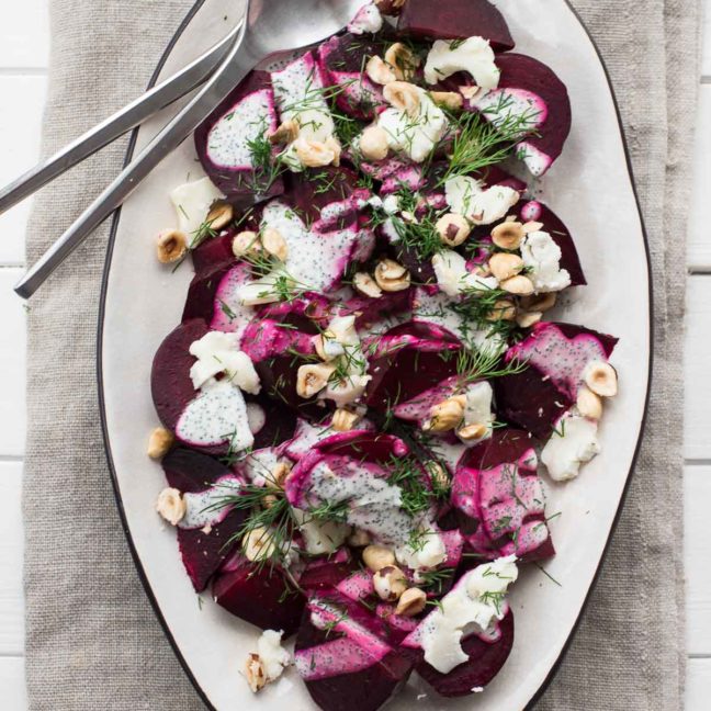 Rote Bete Salat mit Ziegenkäse, Haselnüssen und Mohn-Dressing