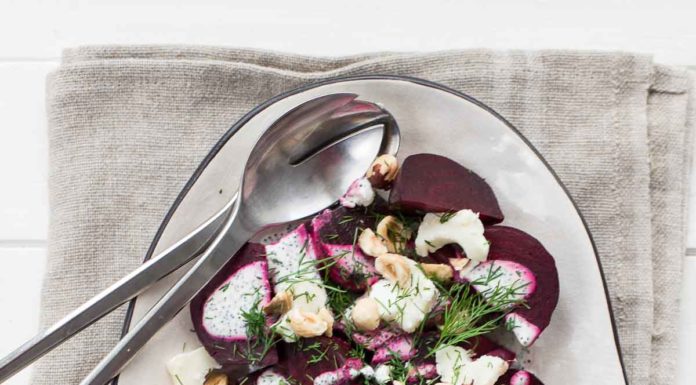 Rote Bete Salat mit Ziegenkäse, Haselnüssen und Mohn-Dressing