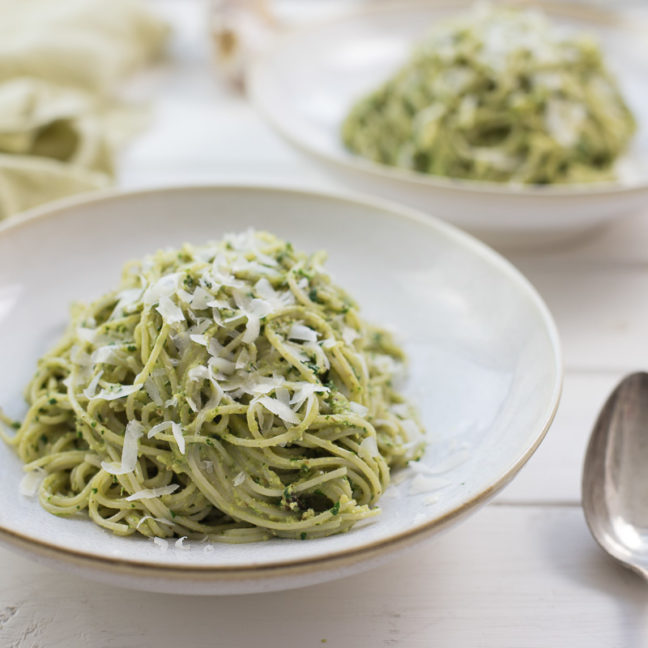 Capellini Nudeln mit Petersilie-Walnuss-Pesto Rezept | Elle Republic