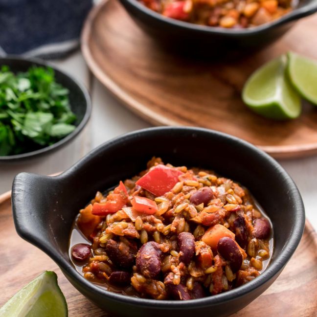 Vegetarisches Chili mit Grünkern (Chili sin Carne) mit Limetten, frische Kräuter