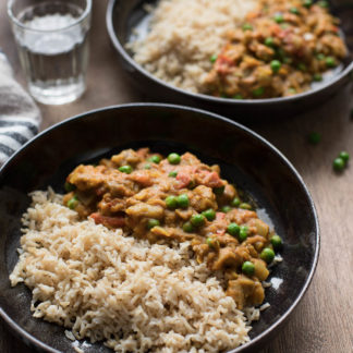 Indisches Auberginen Curry Rezept mit Erbsen (Baingan Bharta) und Basmati Reis, vegan
