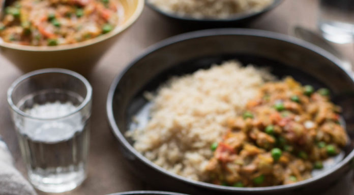 Indisches Auberginen Curry Rezept mit Erbsen (Baingan Bharta) und Basmati Reis, vegan