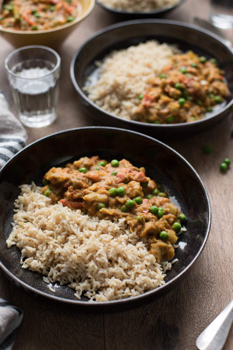Indisches Auberginen Curry Rezept mit Erbsen (Baingan Bharta) und Basmati Reis, vegan