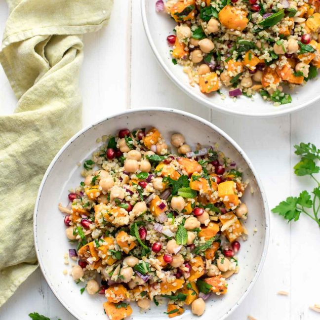 Vegane Bulgur-Salat mit Süßkartoffel, Kichererbsen, Petersilie, Minze; Mandeln und Zitrone Rezept