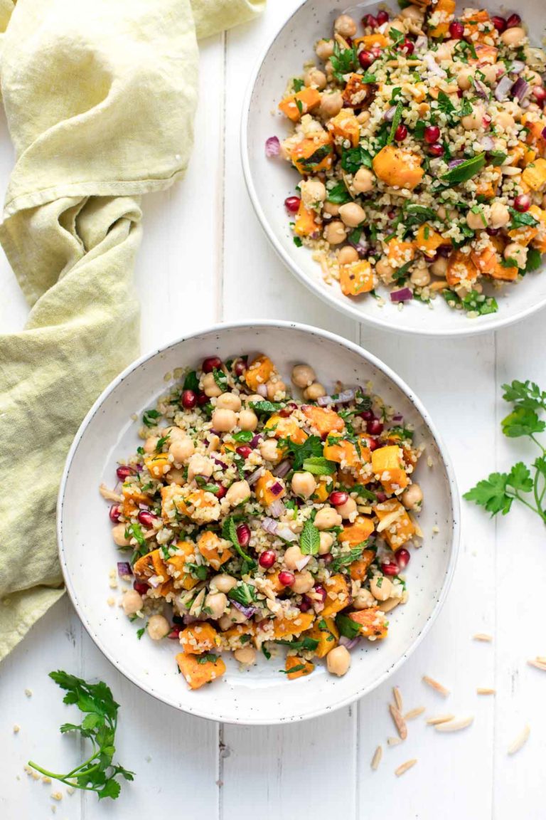Vegane Bulgur-Salat mit Süßkartoffel, Kichererbsen, Petersilie, Minze; Mandeln und Zitrone Rezept