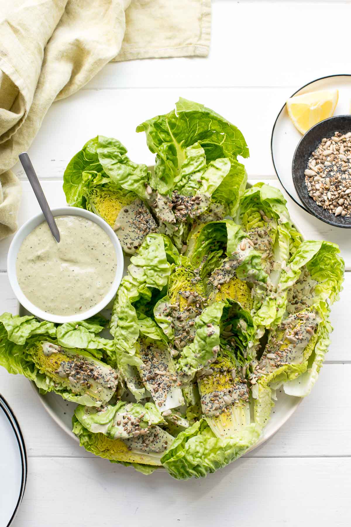 Tahini-Dressing Rezept - vegan Salat-Dressing mit Romana und Kernen