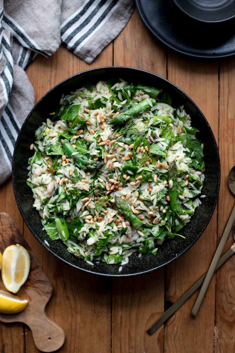 Orzo-Salat mit Spargel, Rezept für Reis-Nudeln (Risoni, Kritharaki), Kräuter, Fenchel, Parmesan, Spinat, Zitrone