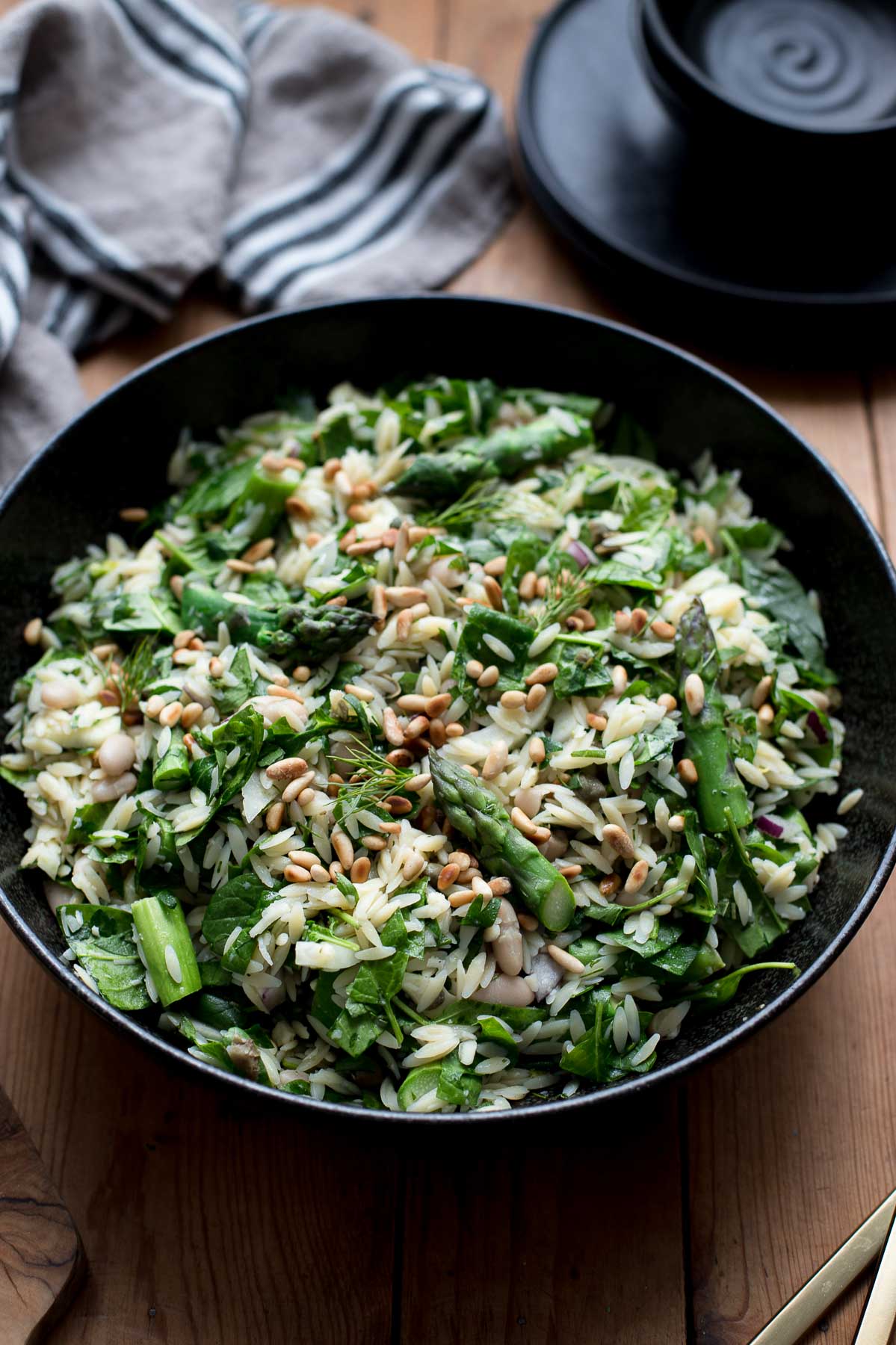 Orzo-Salat mit Spargel, Rezept für Reis-Nudeln (Risoni, Kritharaki), Kräuter, Fenchel, Parmesan, Spinat, Zitrone
