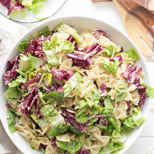 Caesar Pasta Salat mit Radicchio, Römersalat, Mandeln und Tahin-Dressing Rezept, (vegan)