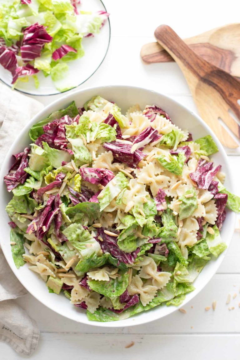Caesar Pasta Salat mit Radicchio, Römersalat, Mandeln und Tahin-Dressing Rezept, (vegan)