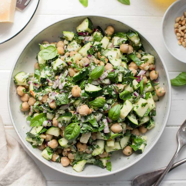 schneller Zucchini-Salat mit Kichererbsen, Zitrone, Parmesan, Basilikum und Petersilie.