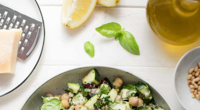 schneller Zucchini-Salat mit Kichererbsen, Zitrone, Parmesan, Basilikum und Petersilie.