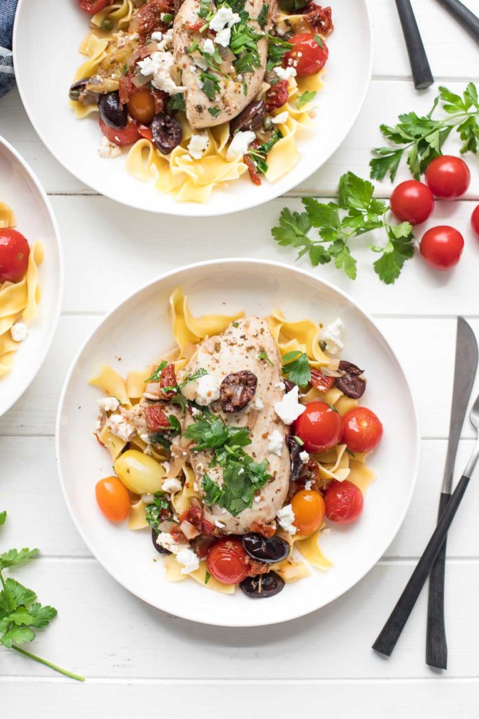 Mediterrane Hähnchenpfanne mit getrockneter Tomaten, Kalamata Oliven, Kapern, Rispentomaten und Feta-Käse